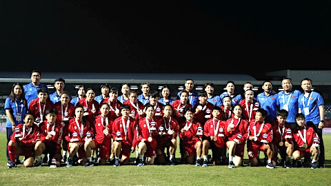 Simone Inzaghi celebrating with his Inter Milan players after beating Barcelona.